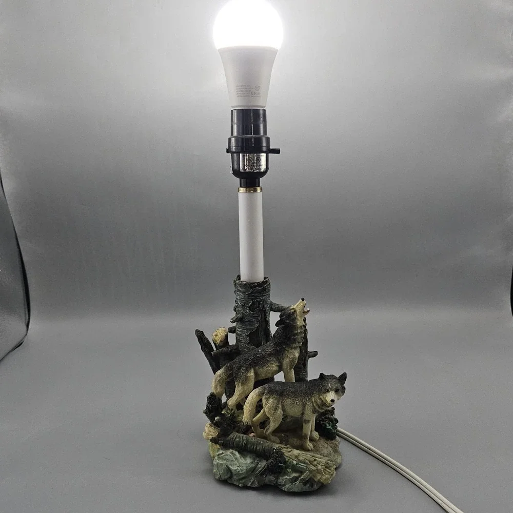 Vintage North American Denizen of Twilight Wolf Table Lamp Mancave Cabin Y2K